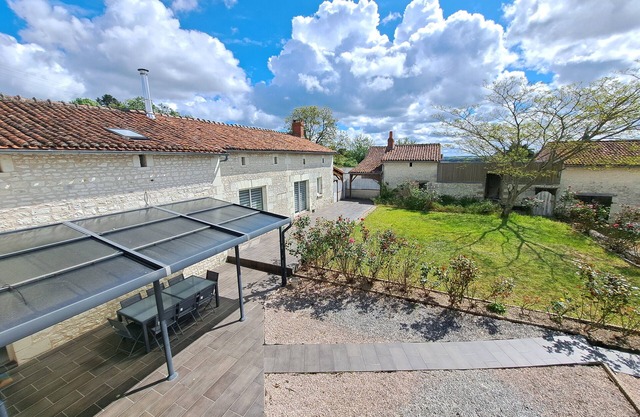 Family house near Richelieu with swimming pool 12 adults/2 babies