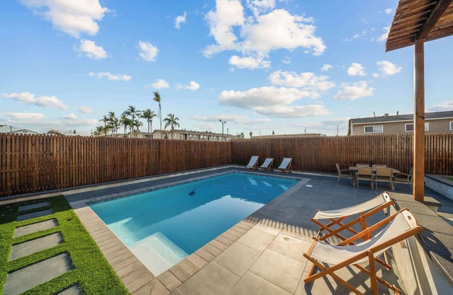 Family Pool House with games!