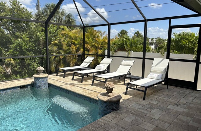 Family Retreat Sleeps 10 Pool Near Beach