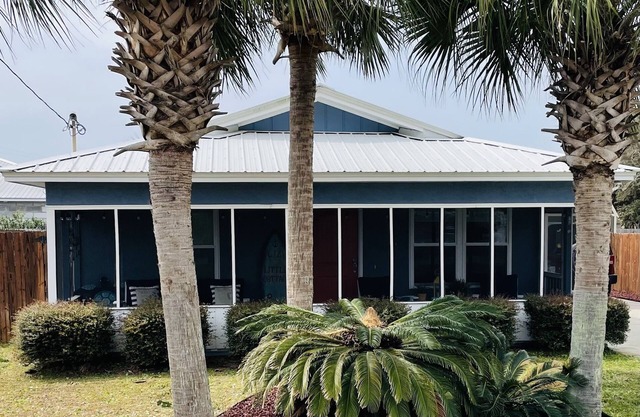 Family-Sized 2BR/BA House-5 Minutes to the Beach! Pets/Dogs Welcomed!
