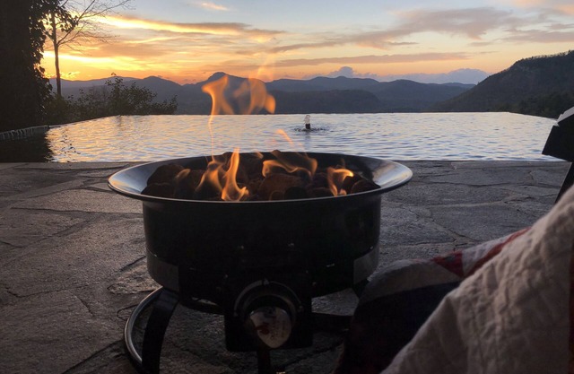 Famous Whiteside Mountain View - Hot Tub, Wood Fireplace, Convenient to towns