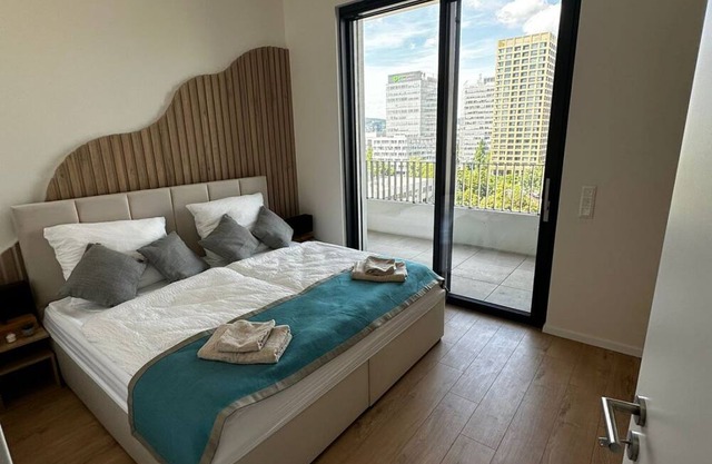 Fancy 2BR & 1LR Apartment w/Panoramic Sky View