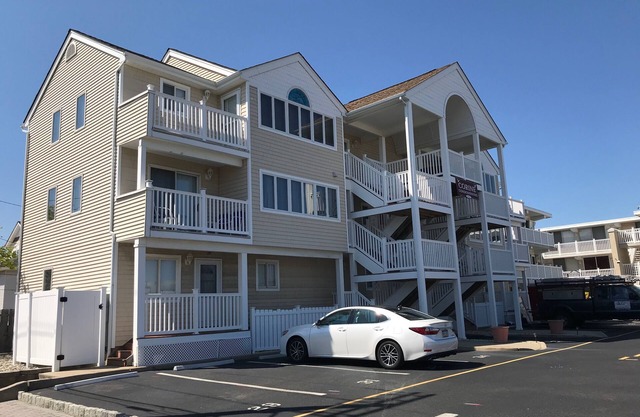 Fantastic 2-bedroom condo 1 block from the beach