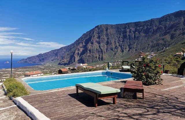 Fantastic Apartment for 4 guests Views, Pool, Tennis and BBQ