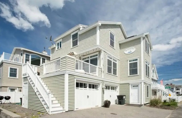 Fantastic Beach House! 4 bedroom across the Ocean.