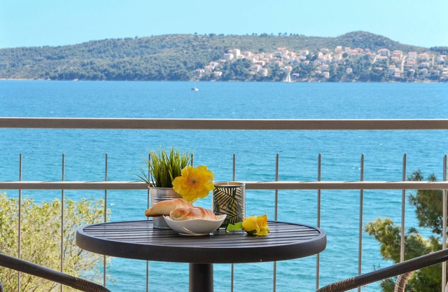 Fantastic beachfront apartment with private balcony on the Adriatic.Top location