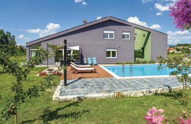 Fantastic, spacious and modern vacation home with pool in beautiful green surroundings.