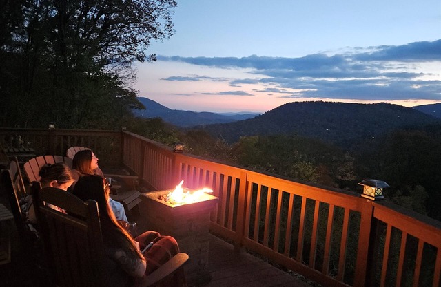 Fantastic Views, Custom 5 BR Home, 5 min to Town, Shopping, Dining, Hiking, More