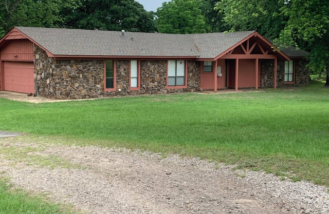 Farm living, spacious and private location