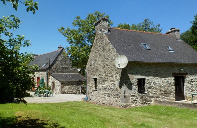 Farmhouse + cottage with heated pool, WIFI, child friendly