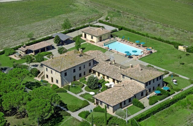 Farmhouse on Lake Trasimeno, entire structure 13 apartments