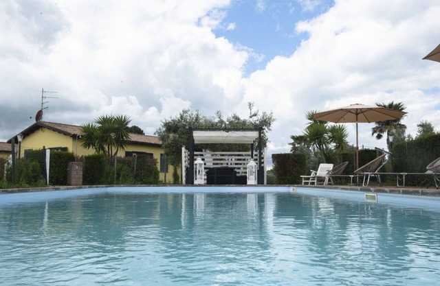 Farmhouse "Life is beautiful," surrounded by greenery and one km from the center of Marta.