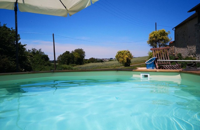 Farmhouse, pool & hot tub, 6 bedrooms 4 bathrooms sleeps 13/16 in Loire Valley