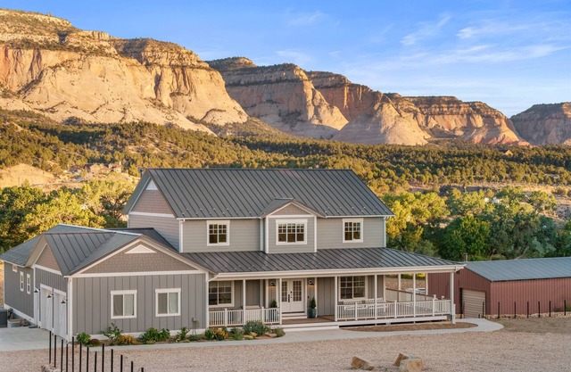 Farmhouse Retreat Near Zion w/Views & Hot Tub