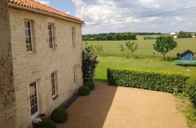 Farmhouse - Traditional Farmhouse near La Rochelle. beaches 20 mins and a pool.