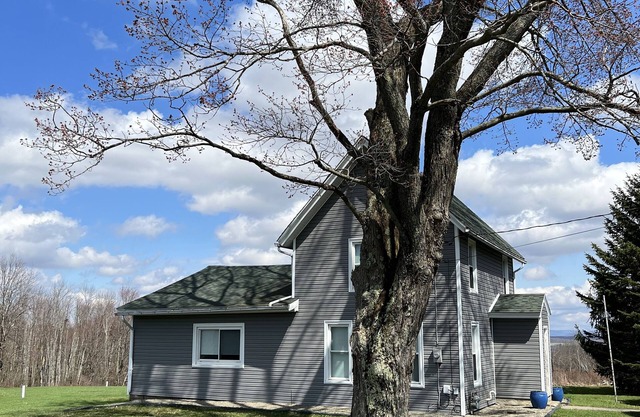 Farmhouse with beautiful view of the valley. Very peaceful and quite neighborhoo