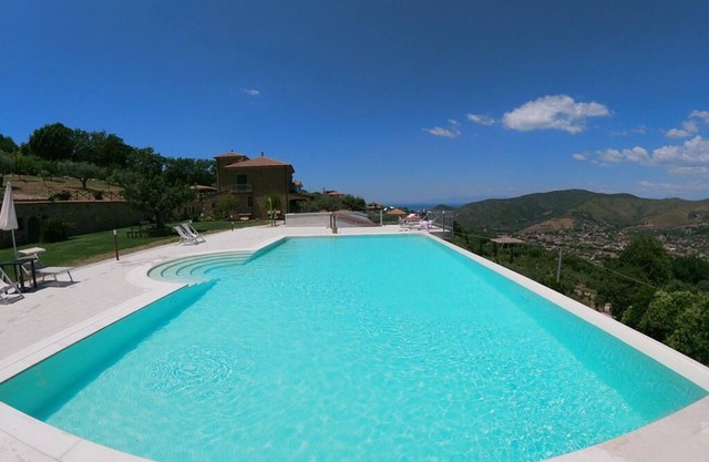 Farmhouse with infinity pool: A unique experience