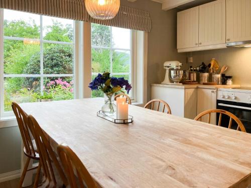 Farmhouse With Wilderness Bath And Grill Pavilion