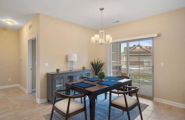 Felicitous Spacious Clean Safe Jordan Creek Perks W/Garage