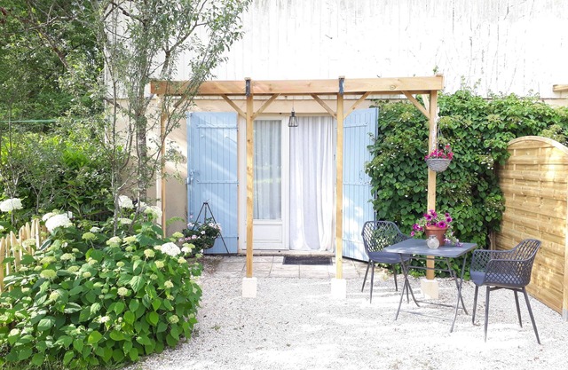 Fem (dog friendly) gite, with swimming pool. In the heart of the Dordogne!