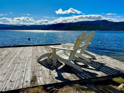Feriehus ved Nisser med egen strand, brygge, peis og robåt til fri bruk