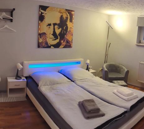 Ferien- Messe- Handwerkerzimmer mit Bad