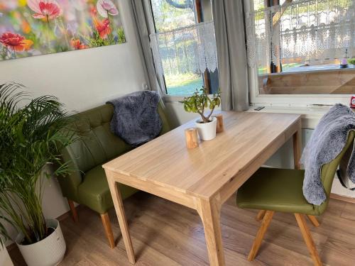 Ferienhaus in Erfurt-gemütlich-sonnig-Küche-Bad-Garten-Parken-Pool-Sauna-WLAN-CaroGrün