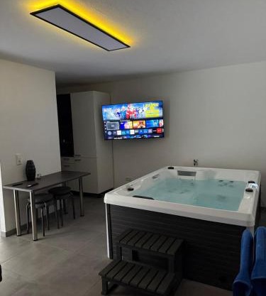 Ferienwohnung mit Whirpool, Fasssauna und Massagesessel - Medebach