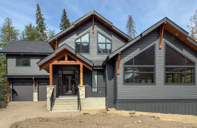 Fernie Alpine Court Chalet – Squash Court, Ski-In, Hot Tub, Panoramic Views