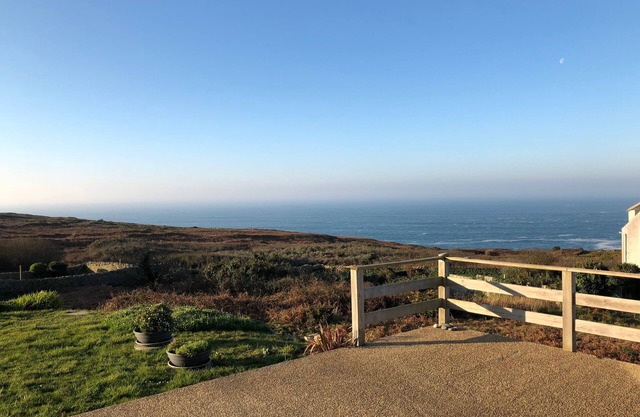 Finnish chalet in front of the ocean - PLOGOFF