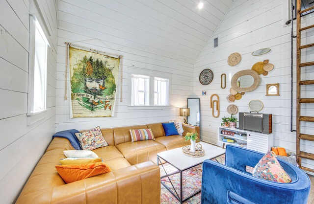 Fire Pit, Deck & Grill: Charming Rusk Cabin!
