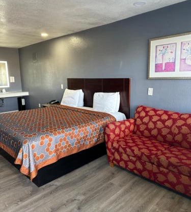 Fireside Inn By The Beach Boardwalk & Bowling