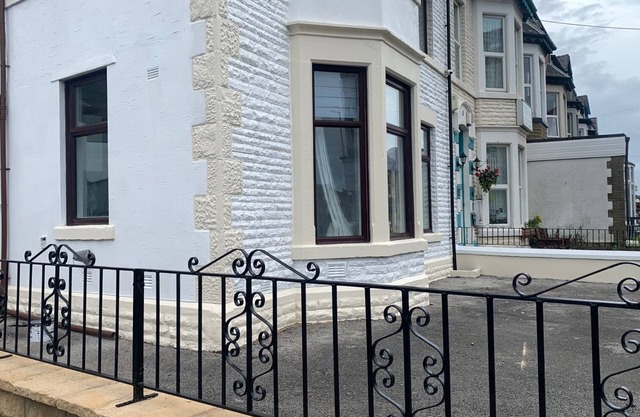 First Floor Family Friendly Apartment in Blackpool, Free Parking Available