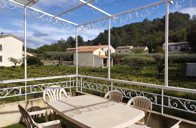 First floor of house for 4 with swimming pool 20 minutes from the sea