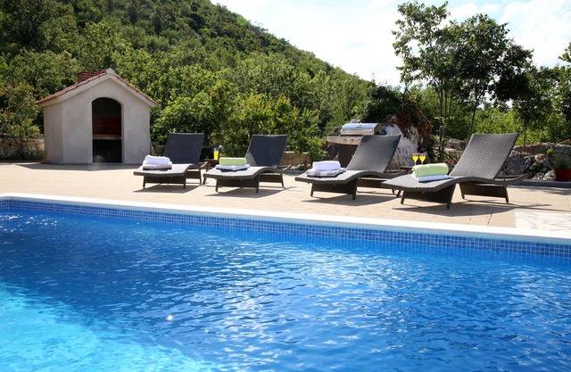 [First minute %] Authentic stone house with pool