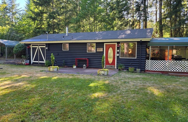 Fish, kayak or relax at a riverfront cabin in the woods of Rainier, Washington!