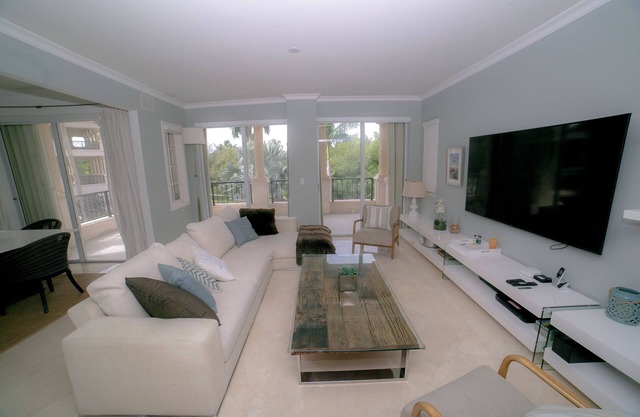 Fisher Island - Charming 2-bedroom apartment in welcoming Miami Beach, AC, WiFi