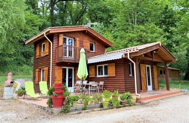 Fishing cottage on the banks of the Lot