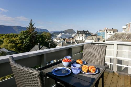 Fjord Vista - Top floor apartment in Ålesund