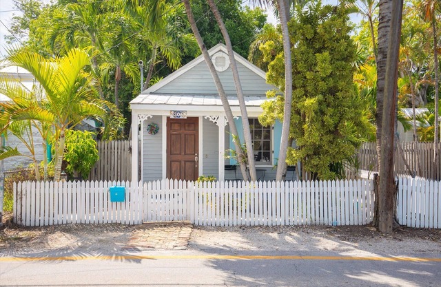 Flamingo Cottage charming in Old Town with a pool & 1 Offstreet parking space