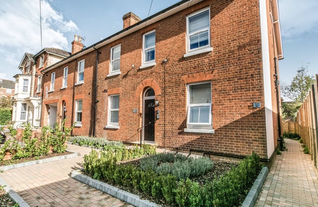 Flat 14 Helena House, 1-Bed, Sleeps 3, Parking