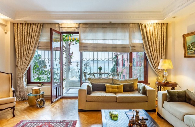 Flat near Bosphorus Coast with View in Uskudar