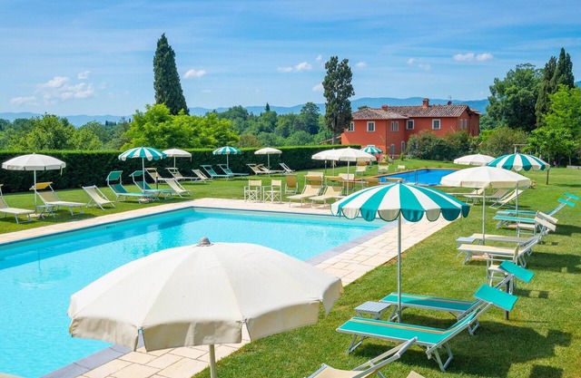 Flat with furnished porch, Wi-Fi, A/C, 2 pools, stunning quiet location.Chianti