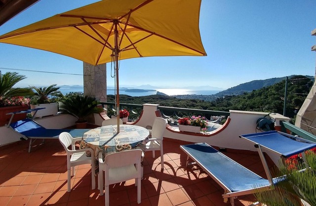 Flat with large terrace and sea view