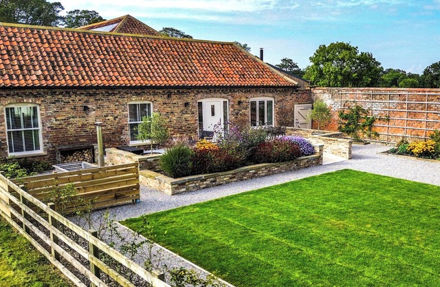 FLITTERMOUSE BARN, romantic, with hot tub in Hornsea