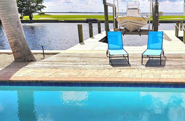 Florida Style Villa by the Water with heated Pool, Dock, Gulf access! Kayaks!