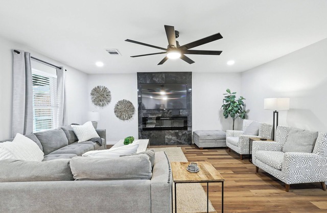 Flower Mound Manor - Modern 3BR New Construction