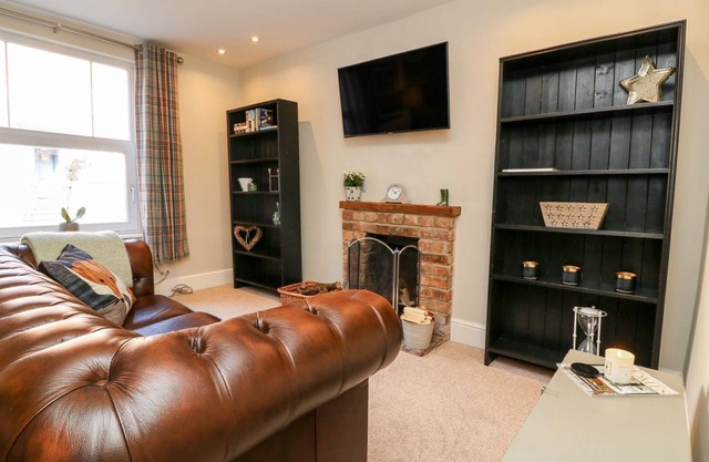 FONABY, romantic, luxury holiday cottage, with open fire in Caistor