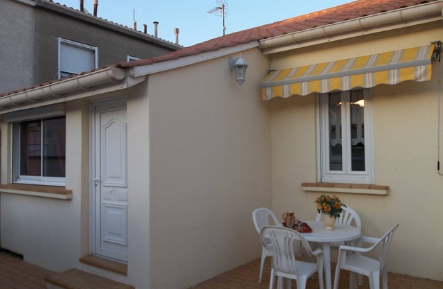 For rent; villa in the center of a resort, quiet area in Valras Beach