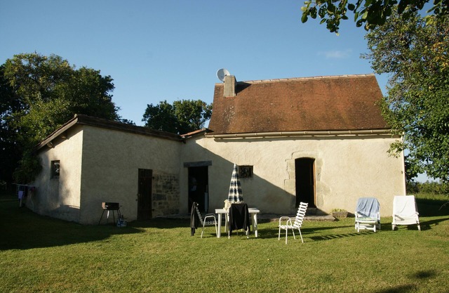 Former sheepfold in the middle of an orchard and a 2 ha meadow